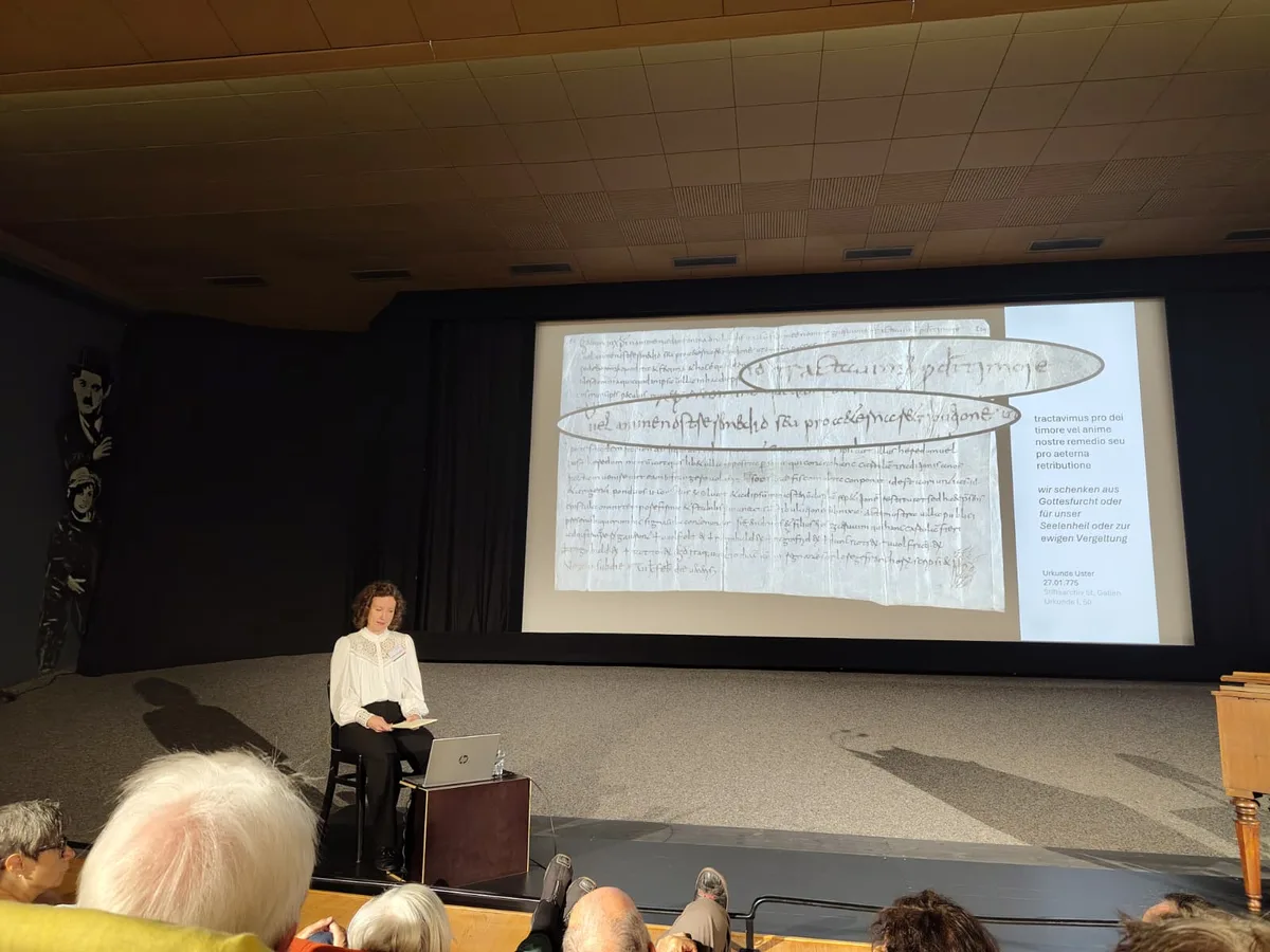 Kathrin Moeschlin im Kino Qtopia beim Vortrag "Wie ein Mönch Uster zum Jubiläum verhalf"